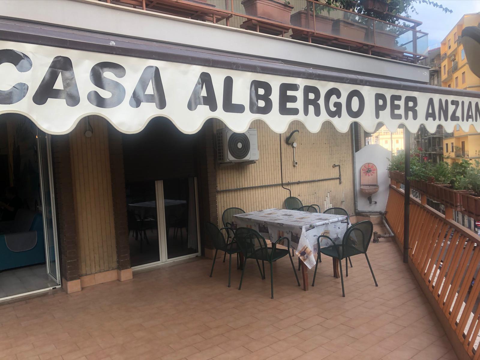 Napoli, chiusa “Casa di Nonna Rosa” la struttura dove maltrattavano gli anziani