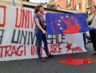 Napoli, presidio al consolato greco| vernice rossa sulla bandiera dell’Unione Europea