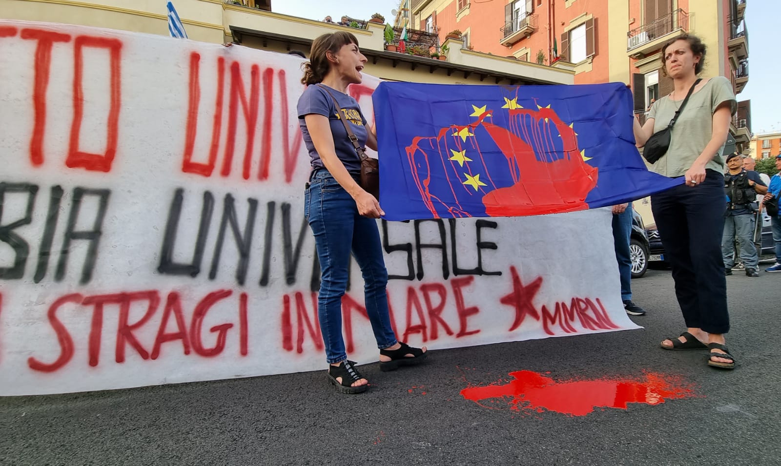 Napoli, presidio al consolato greco| vernice rossa sulla bandiera dell’Unione Europea
