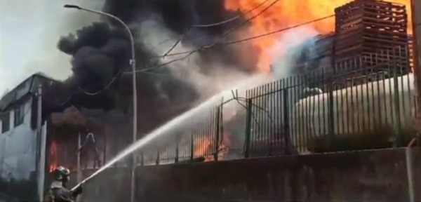 Sant’Antonio Abate(Napoli): a fuoco la fabbrica ‘La Torrente’