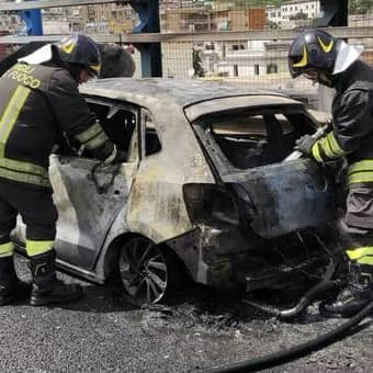 Napoli, auto esplosa: i magistrati indagano anche sul contratto dello stagista