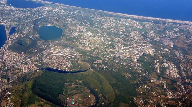Napoli, Bradisismo nella zona dei     Campi Flegrei: 880 scosse di terremoto solo a giugno