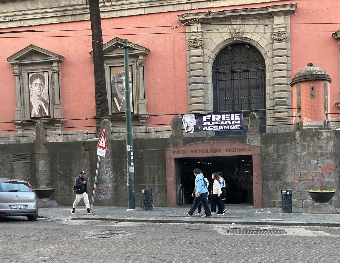 Napoli, appello ai consiglieri comunali: “nominare Julian Assange cittadino onorario”