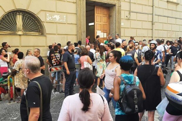 Napoli, in fila per richiedere la carta acquisti di 40 euro