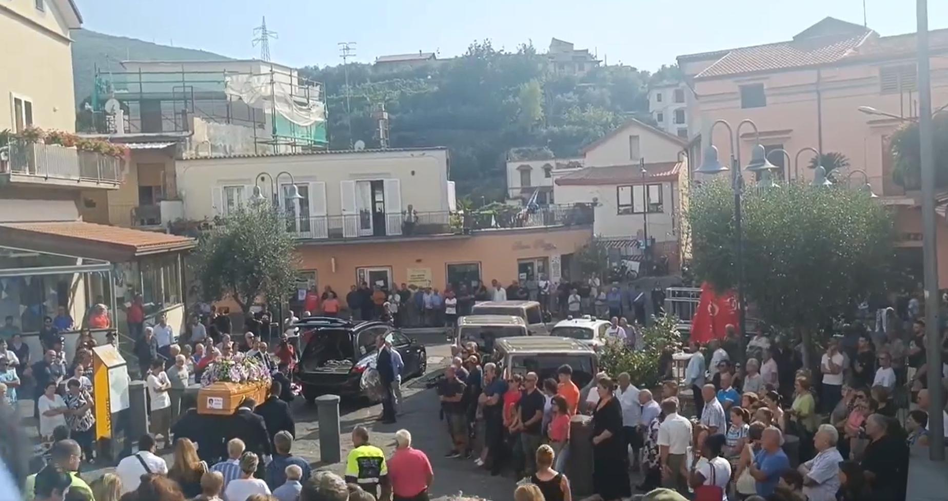 Vico Equense, i funerali della donna accoltellata. L’ira dei parenti: “Anna non è stata protetta”