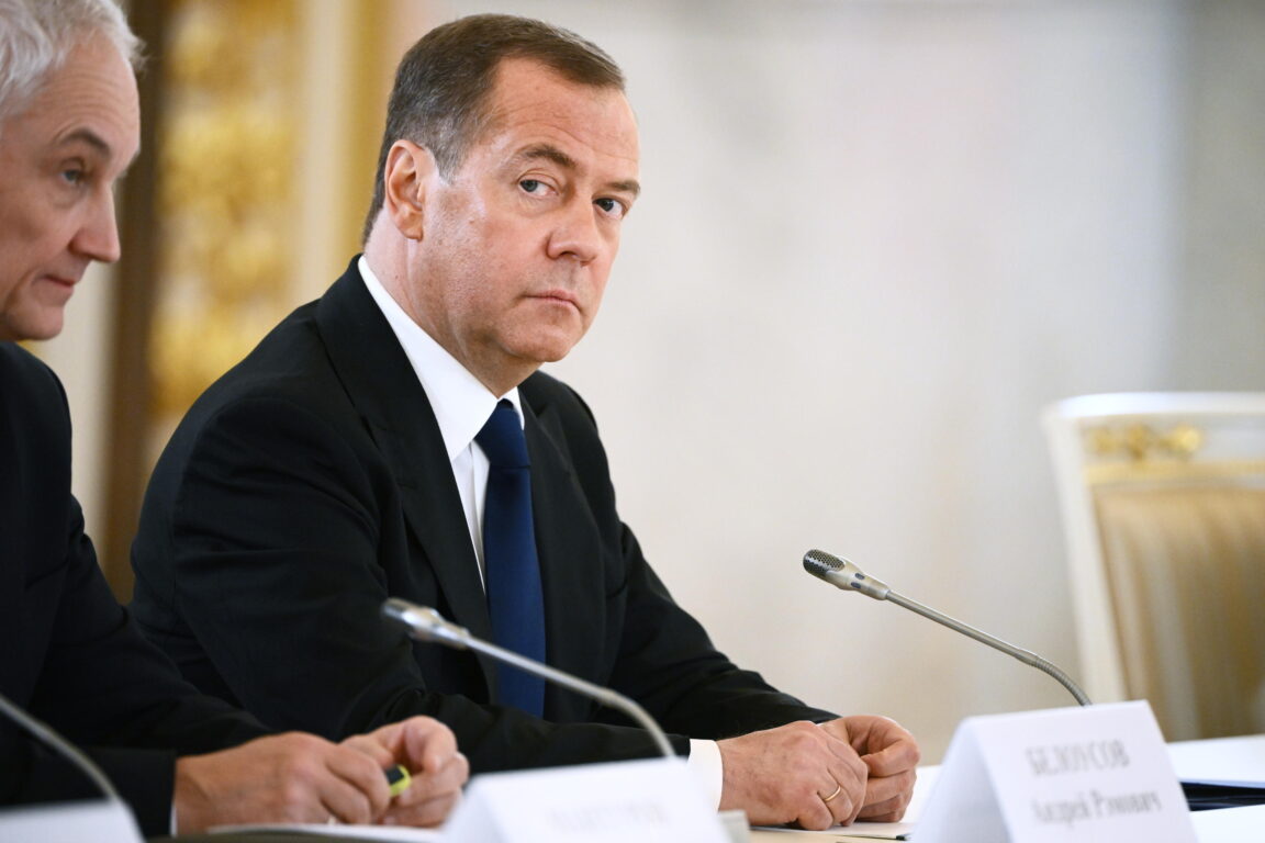 Ucraina, Medvedev: “l’Occidente non è interessato ai negoziati di pace ma ad arricchirsi grazie alla guerra”