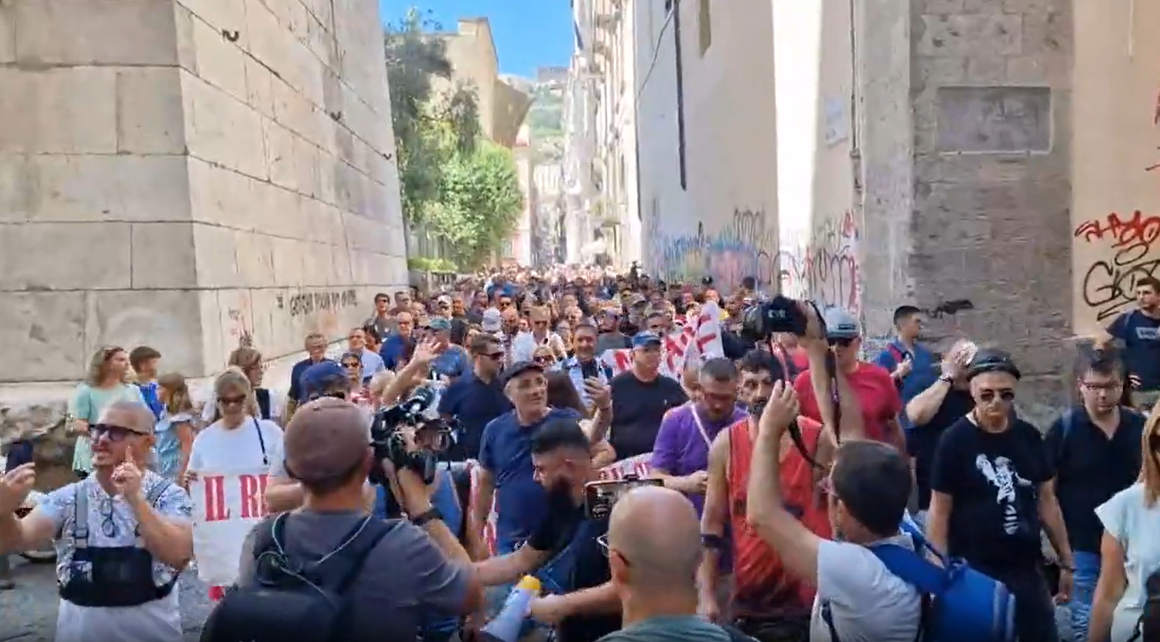 Napoli, Meloni risponde ai cortei dei disoccupati: “il governo non intende fare marcia indietro sul Reddito di Cittadinanza”