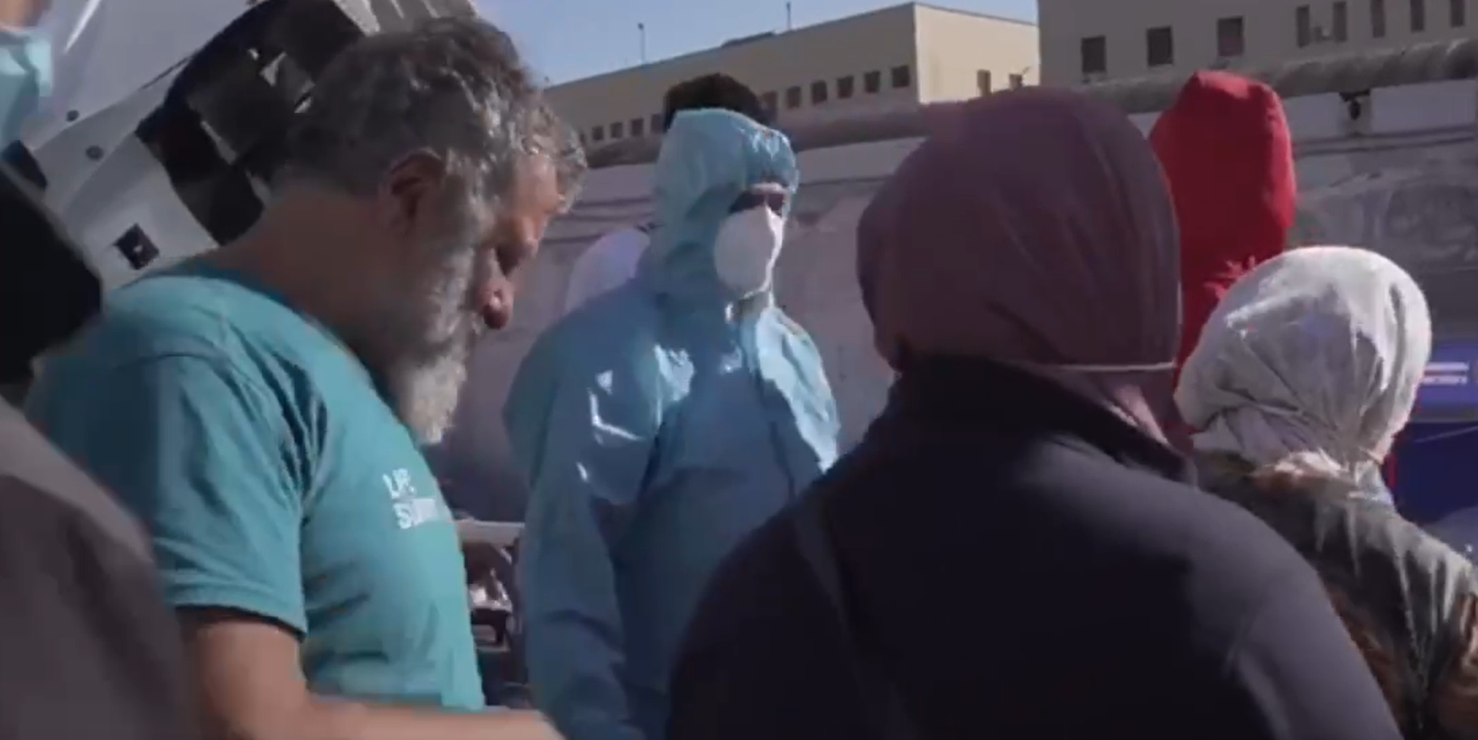 Napoli, sbarcati i 76 migranti salvati in Mediterraneo centrale