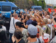 Napoli, la rabbia dei disoccupati contro l’abolizione del Reddito: scontri con la polizia e blocco dell’autostrada