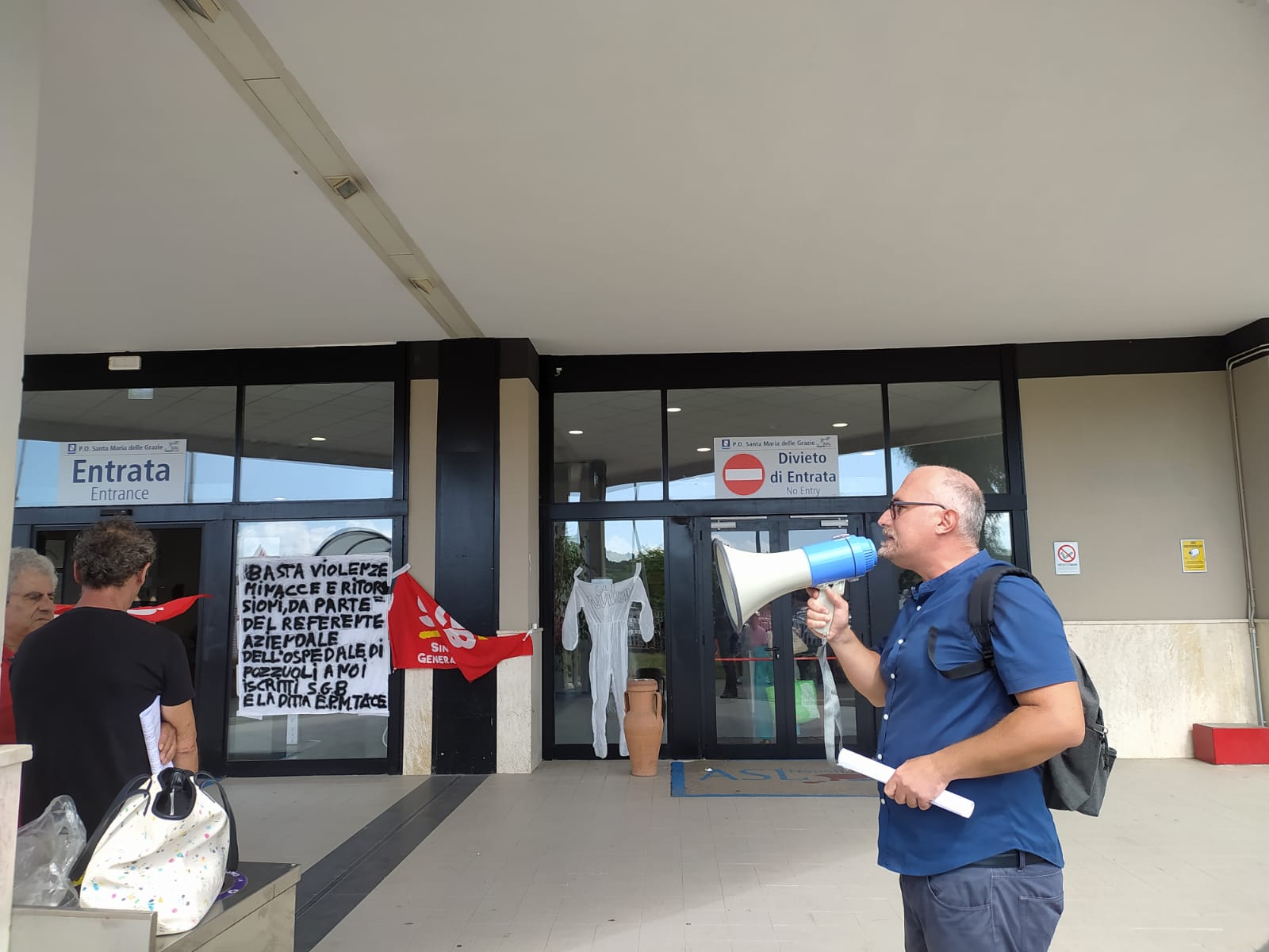 Presidio di lotta e tensione davanti all’ospedale di Pozzuoli: “basta sfruttamento e violazione dei diritti”