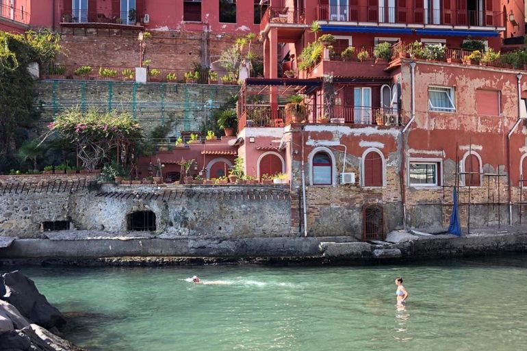 Napoli, momenti di tensione a Posillipo per l’ingresso negato alla ‘spiaggia delle Monache’