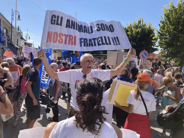 Abruzzo: due manifestazioni, 3 mila in piazza per l’Orsa Amarena