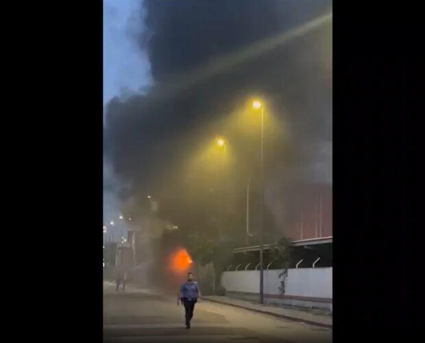 Napoli, quartiere Barra: incendio in un capannone di stoccaggio