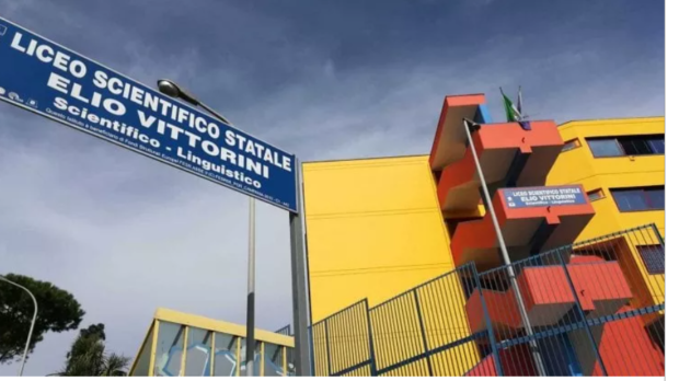 Napoli, genitori di un alunno denunciano: “il liceo Vittorini nega il diritto allo studio”