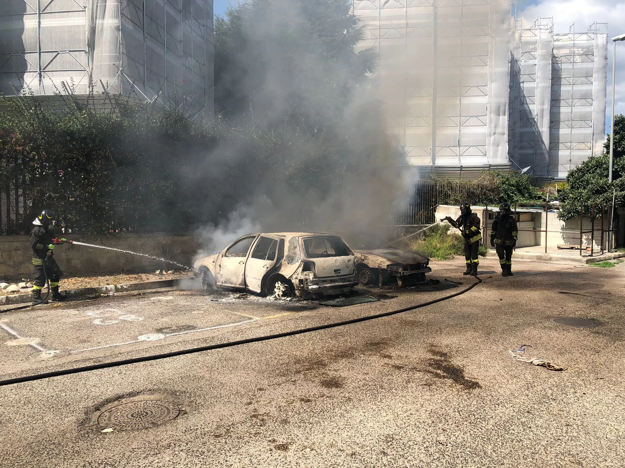 Napoli, Quarto Flegreo: tenta di dare fuoco a una donna e le brucia l’auto. Arrestato