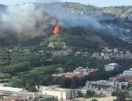 Napoli, Fuorigrotta: incendio nella zona di Monte Sant’Angelo. Decine di famiglie lasciano le case