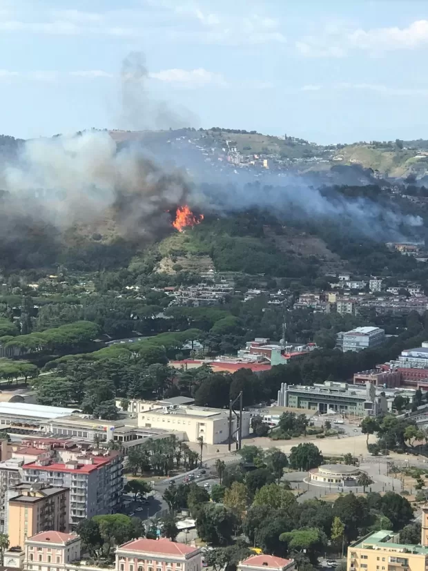 Napoli, Fuorigrotta: incendio nella zona di Monte Sant’Angelo. Decine di famiglie lasciano le case