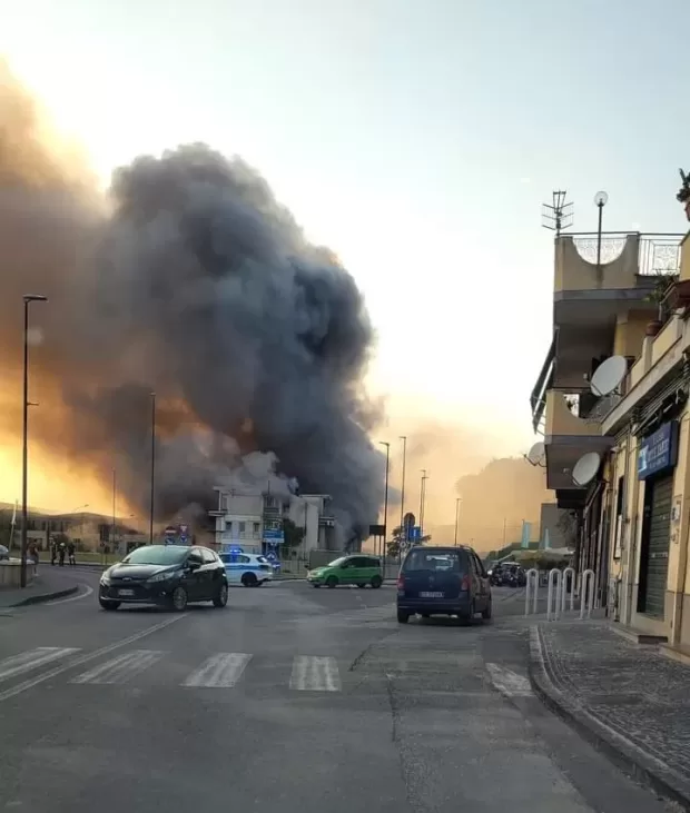 Pozzuoli, incendio nell’ex fabbrica Sofer