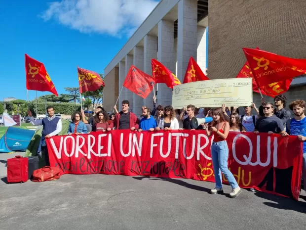 La protesta degli studenti contro il Caro Affitti, tende in 25 città: un anno da fuorisede costa 12 mila euro