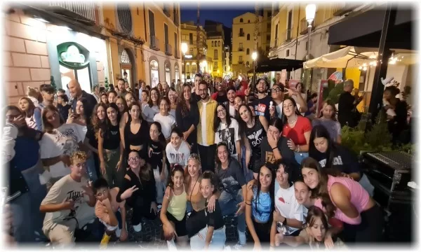 Flashmob d’amore nel cuore di Salerno