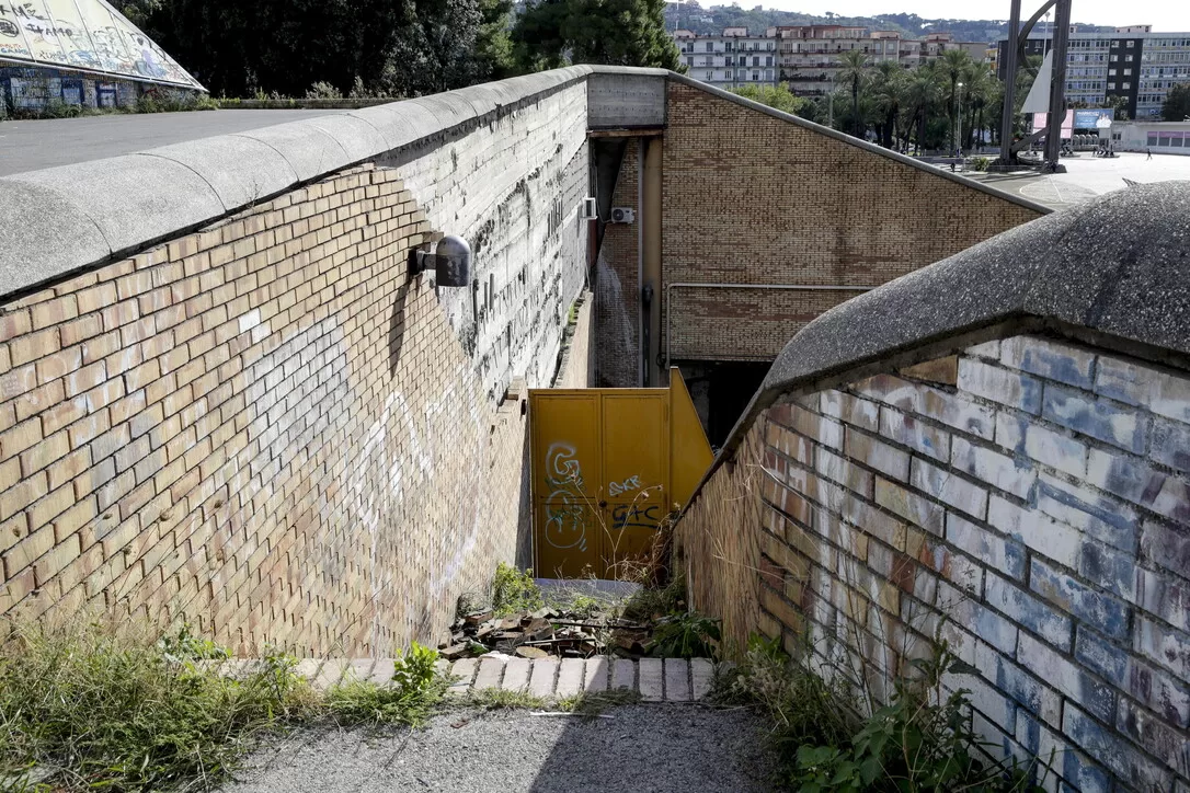 Napoli, precipita da venti metri mentre tenta di entrare allo stadio Maradona. Muore 41enne di Bacoli