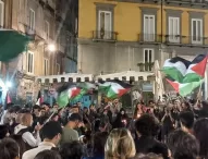 Centinaia di persone in corteo a Napoli: “stop all’invasione di Gaza e ai crimini di Israele”