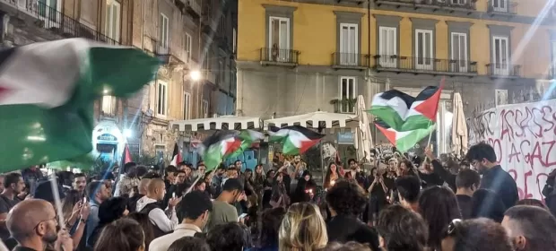 Centinaia di persone in corteo a Napoli: “stop all’invasione di Gaza e ai crimini di Israele”