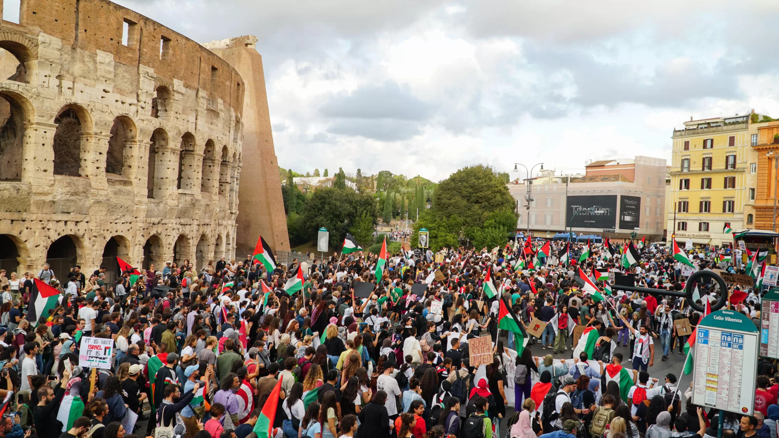 Un momento della manifestazione oggi a Roma.