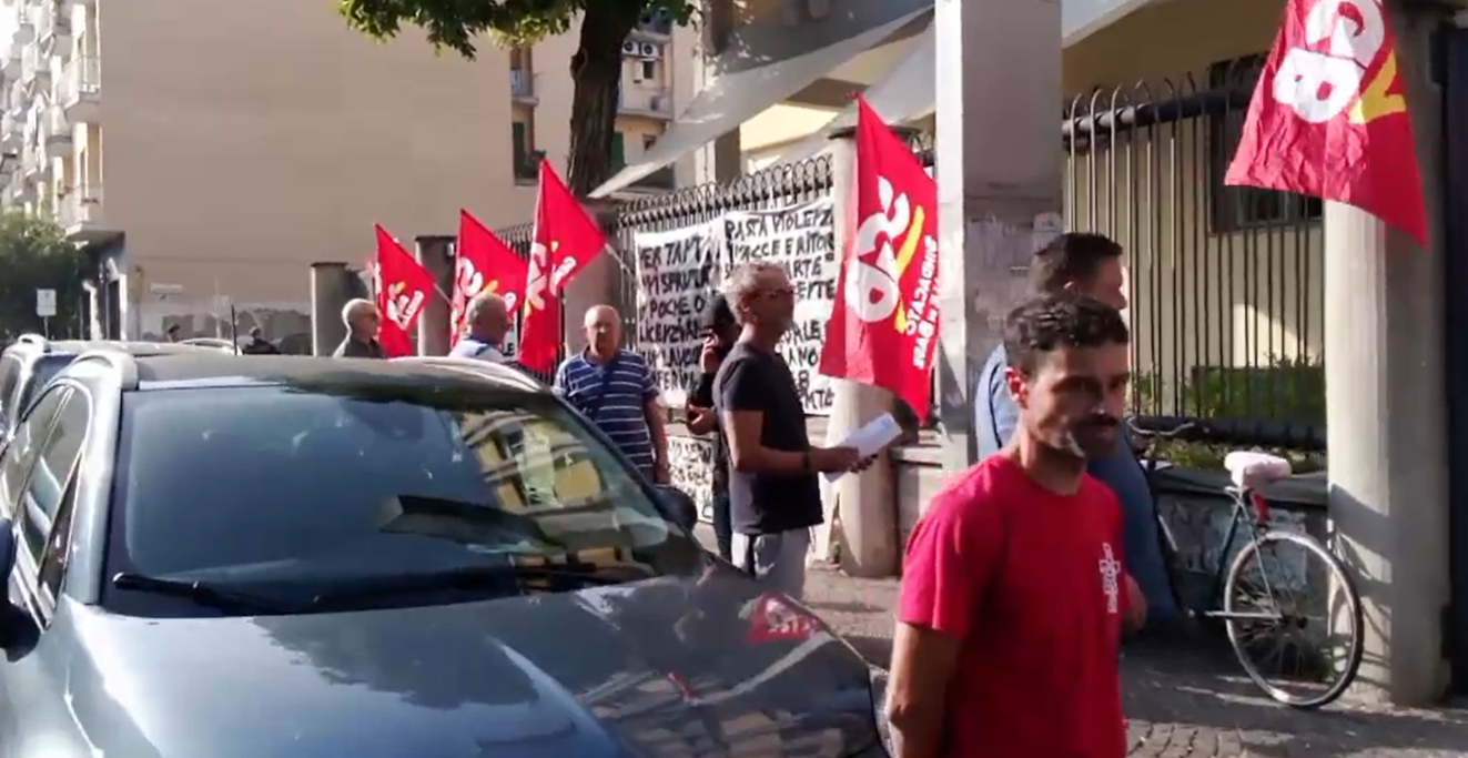 Frattamaggiore, presidio di lotta davanti all’Asl Napoli 2: “revocare licenziamento per rappresaglia”