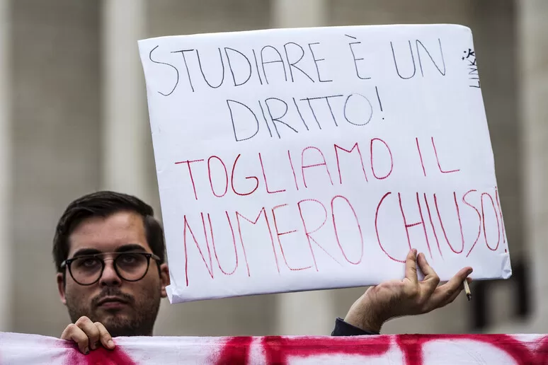 Stop al giro di affari sulla pelle degli studenti, abolire il numero chiuso a Medicina