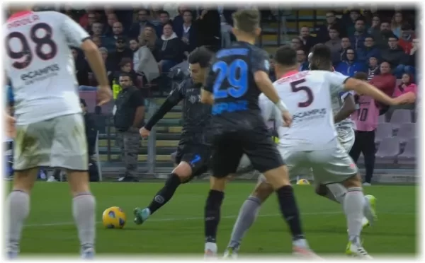 Napoli vince 2-0 con facilità: Salernitana in difficoltà