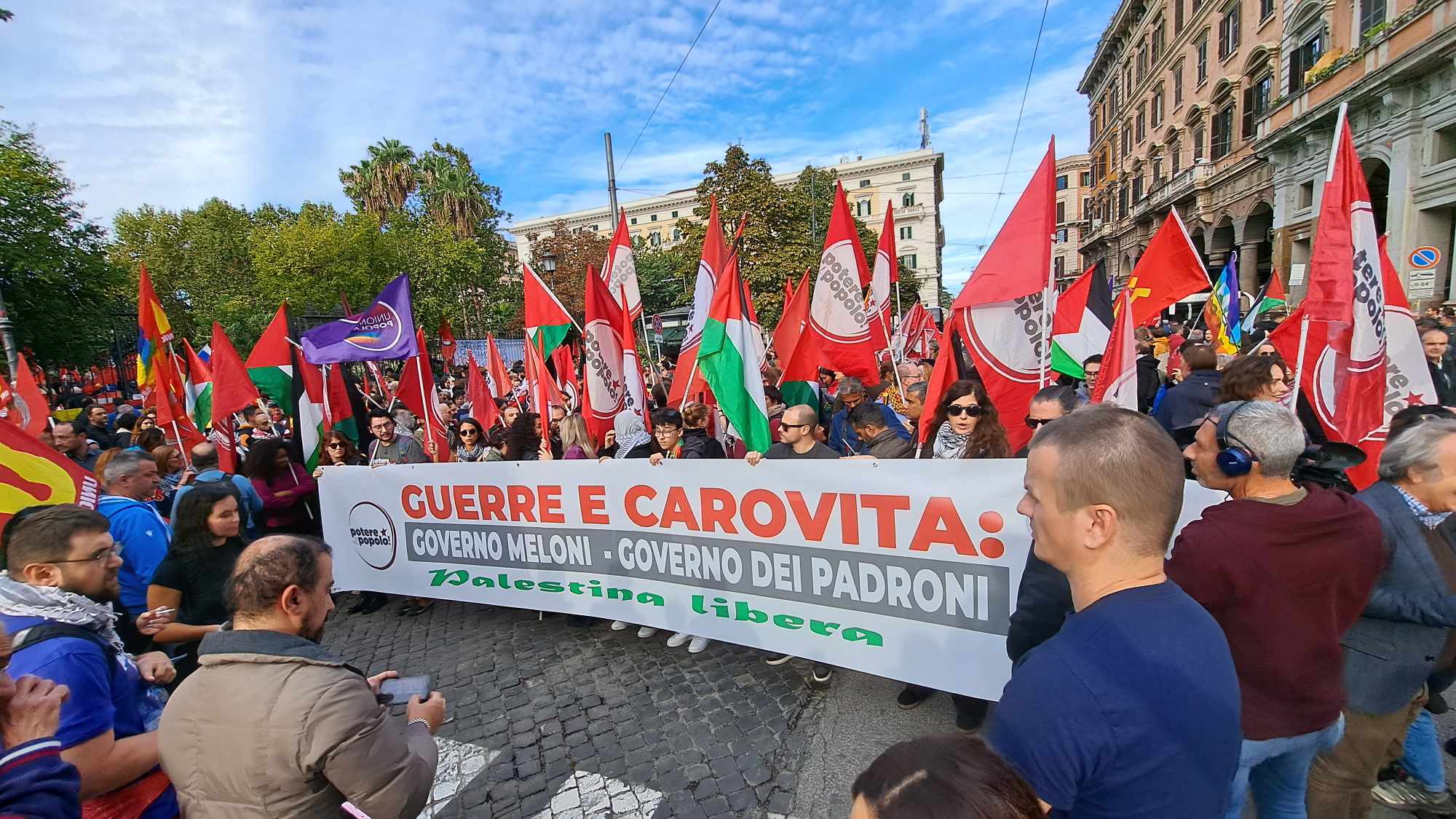 Roma, 30 mila in corteo: “Guerre e carovita, governo Meloni governo dei padroni. Palestina libera”
