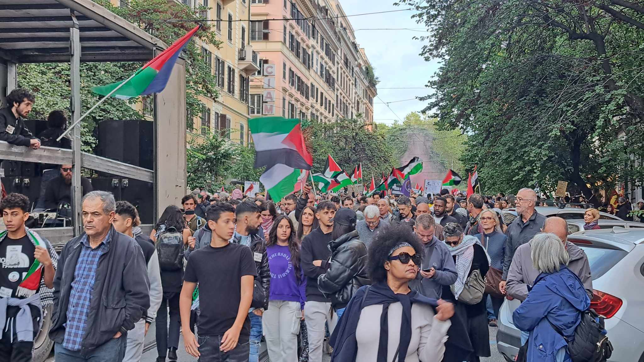 Roma, 30 mila in corteo: “Guerre e carovita, governo Meloni governo dei padroni. Palestina libera”