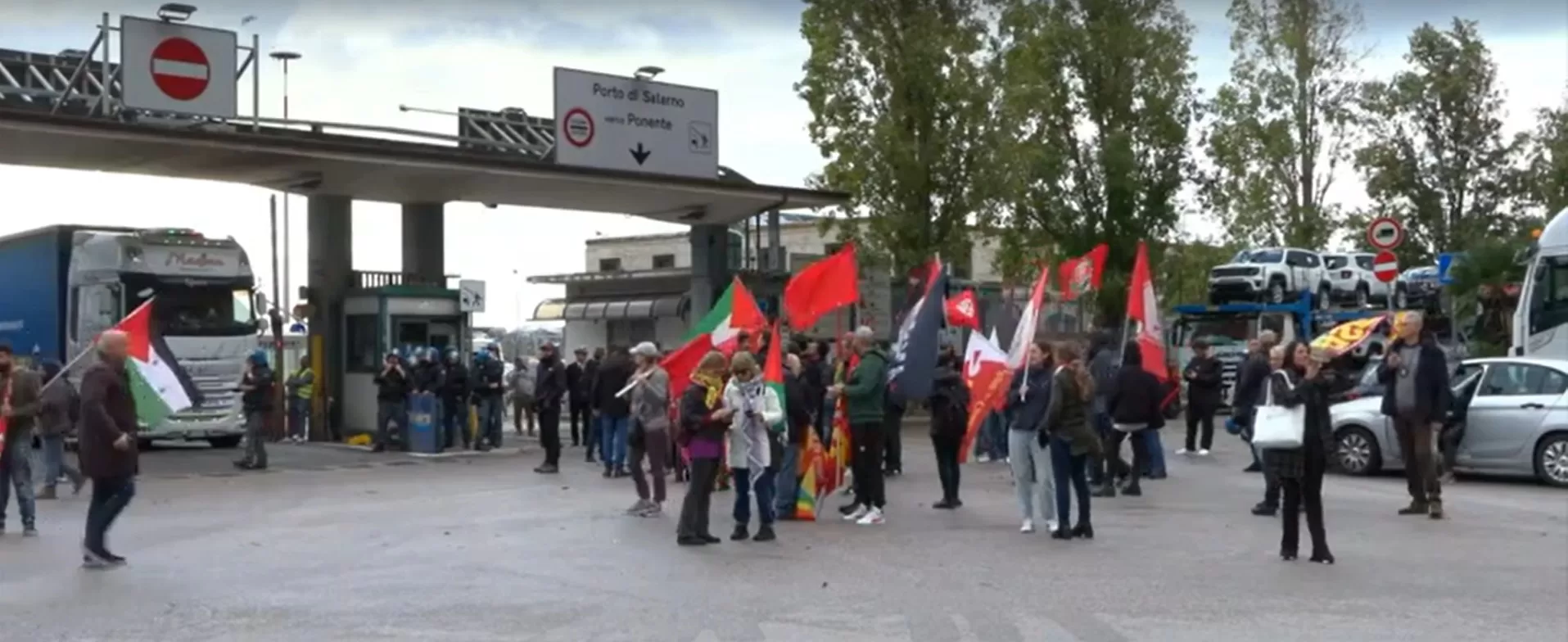 Salerno, lavoratori e studenti impediscono il carico di merci a bordo di una nave diretta a Israele: “solidarietà con la resistenza palestinese”