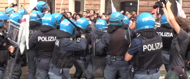 Studenti in piazza in quaranta città italiane: manganellate a Torino