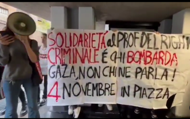 Roma, protesta degli studenti davanti alla sede del Corriere della Sera: “solidarietà al Prof censurato perchè ha osato parlare della questione palestinese in classe”
