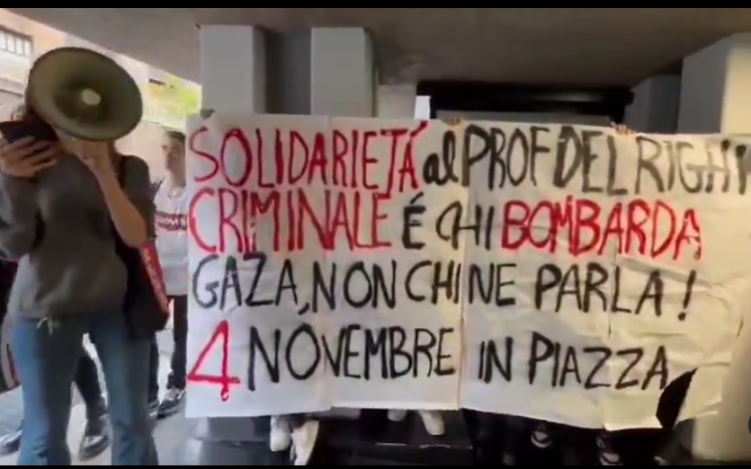 Roma, protesta degli studenti davanti alla sede del Corriere della Sera: “solidarietà al Prof censurato perchè ha osato parlare della questione palestinese in classe”