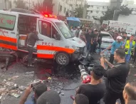 Terrorismo di Stato: Israele bombarda ambulanze davanti ad un ospedale, morti e feriti.