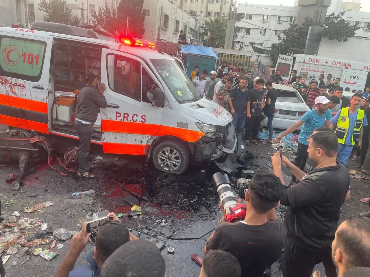 Terrorismo di Stato: Israele bombarda ambulanze davanti ad un ospedale, morti e feriti.