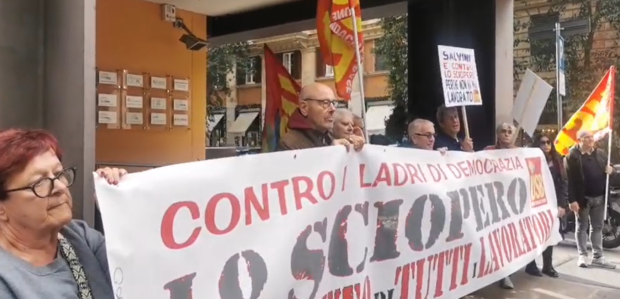 Roma, i lavoratori dell’Unione Sindacale di Base assediano la sede della Lega: “Il diritto allo sciopero e la Costituzione non si toccano”