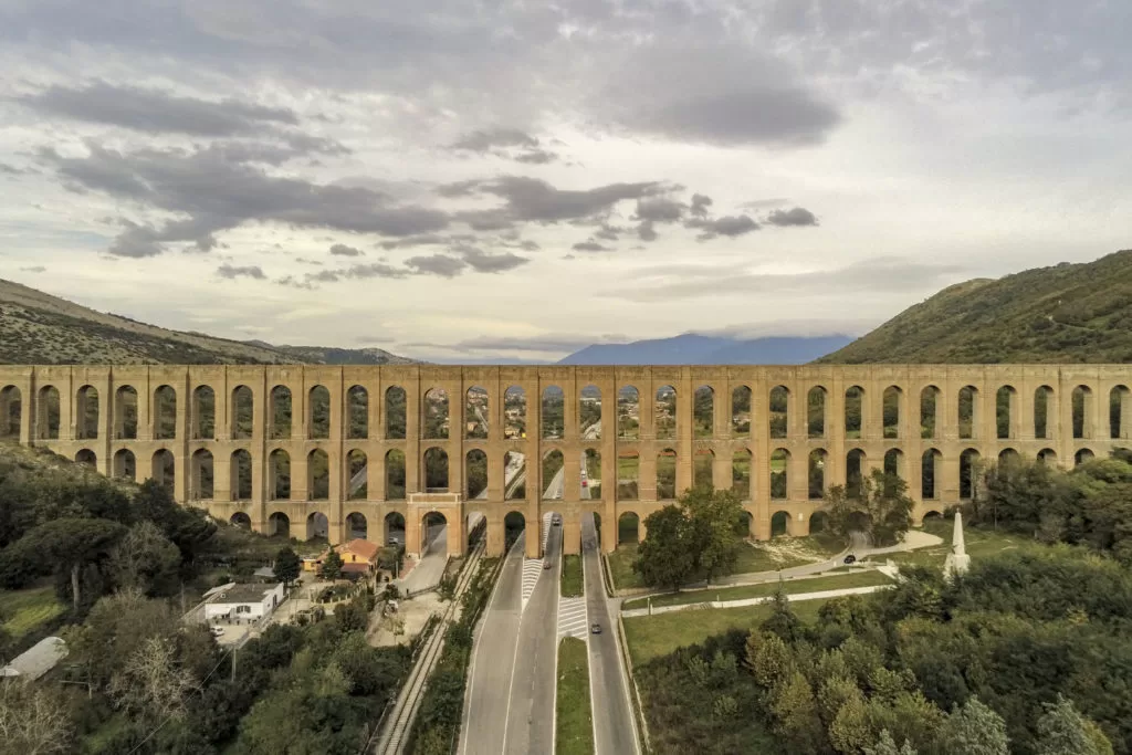 Caserta, Valle di Maddaloni: studente di 25 anni giù dal ponte dell’Acquedotto Carolino. Doveva laurearsi oggi
