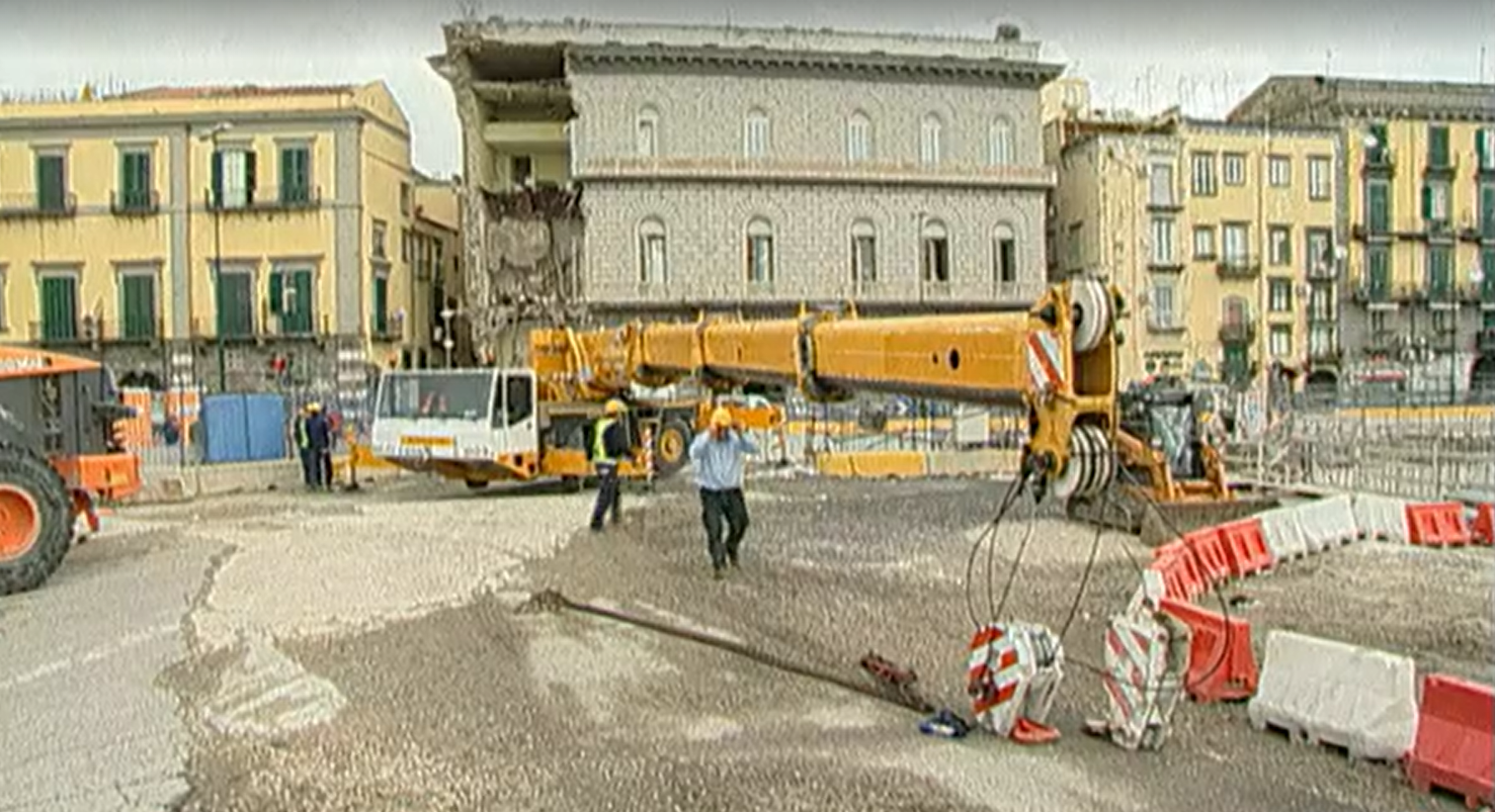 Napoli, il crollo alla riviera di Chiaia causato dai lavori per la realizzazione dell’ex Ltr: condannati tecnici comunali e dirigenti di Ansaldo