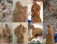 Pompei, 13 statuine in terracotta affiorano dal lapillo