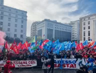 Napoli, 20 mila lavoratori e lavoratrici in piazza contro la manovra del governo Meloni: “adesso basta!”