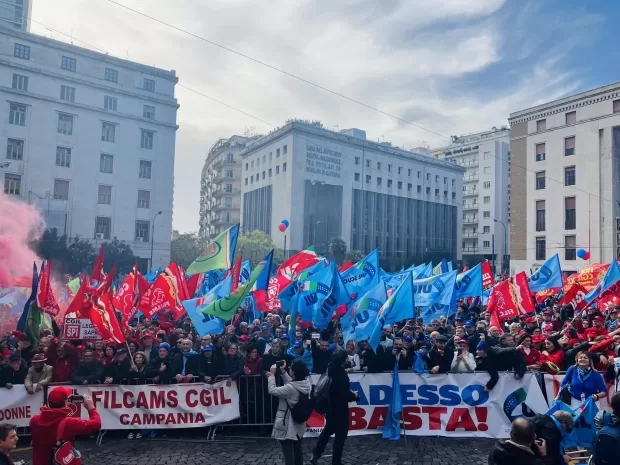 Napoli, 20 mila lavoratori e lavoratrici in piazza contro la manovra del governo Meloni: “adesso basta!”