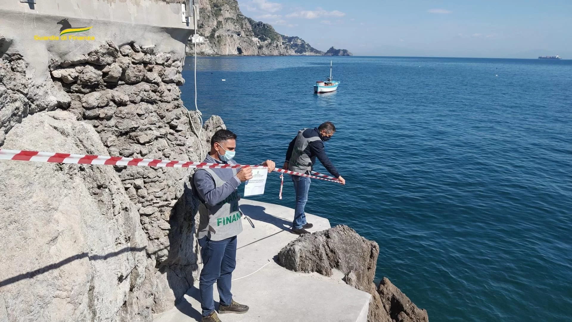 Positano, Carabinieri e Guardia di Finanza sequestrano albergo di lusso sull’isola de’ Li Galli