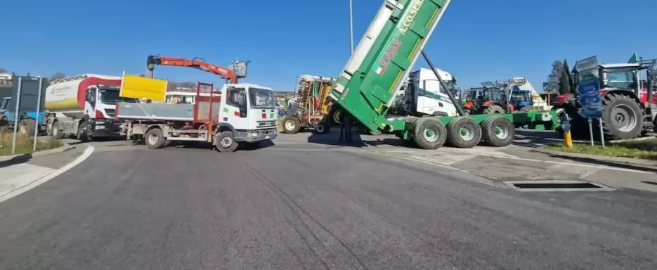Anche in Italia la protesta degli agricoltori: “lottiamo per non farvi mangiare insetti e carne sintetica”