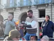 Le proteste degli agricoltori in Italia e in Europa: “lottiamo contro gli interessi delle multinazionali”. A Torino bruciata una bandiera dell’Unione Europea
