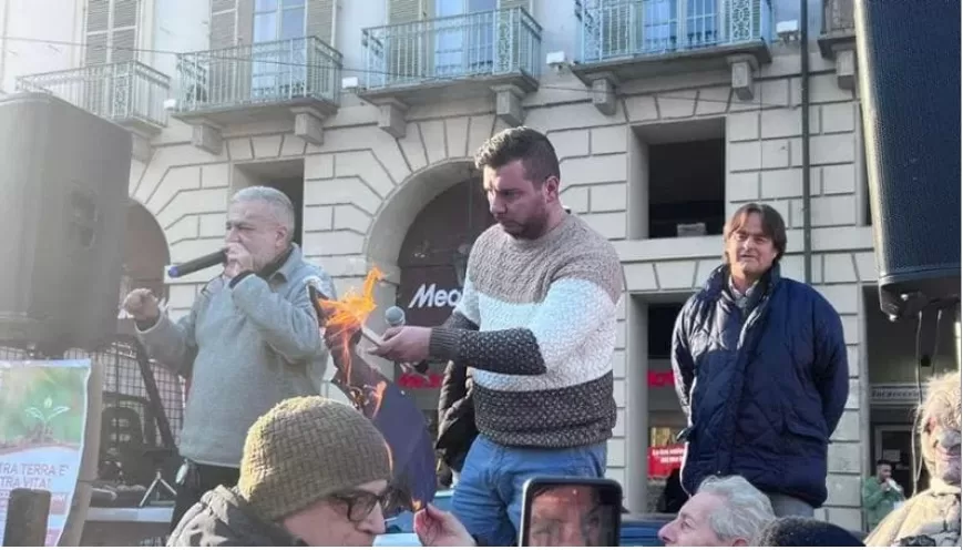 Le proteste degli agricoltori in Italia e in Europa: “lottiamo contro gli interessi delle multinazionali”. A Torino bruciata una bandiera dell’Unione Europea