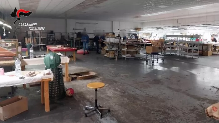 Le indagini dei carabinieri che hanno portato la Sezione autonoma misure di prevenzione del Tribunale di Milano a disporre l'amministrazione giudiziaria per l'azienda dell'alta moda Alviero Martini spa, specializzata in borse ed accessori, "ritenuta incapace di prevenire e arginare fenomeni di sfruttamento lavorativo nell'ambito del ciclo produttivo", Milano, 17 gennaio 2024. Sarebbero stati massimizzati i profitti usando "opifici cinesi" e "facendo ricorso a manovalanza 'in nero' e clandestina".
ANSA/ CARABINIERI
+++ ANSA PROVIDES ACCESS TO THIS HANDOUT PHOTO TO BE USED SOLELY TO ILLUSTRATE NEWS REPORTING OR COMMENTARY ON THE FACTS OR EVENTS DEPICTED IN THIS IMAGE; NO ARCHIVING; NO LICENSING +++ NPK +++